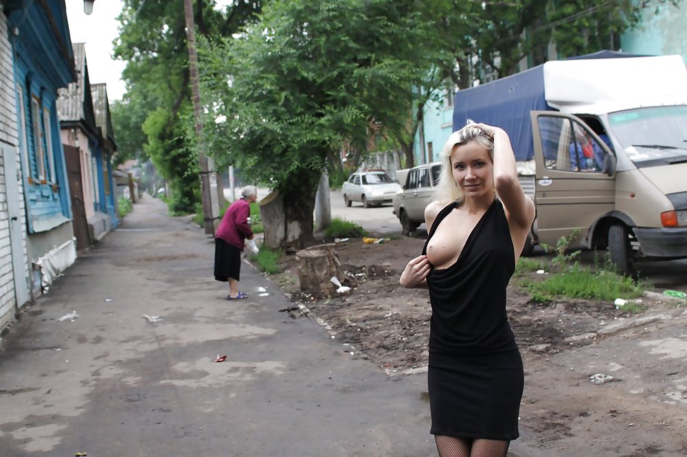 AMATEUR RUSSIAN TEEN UNDRESSES ON THE STREET porn gallery