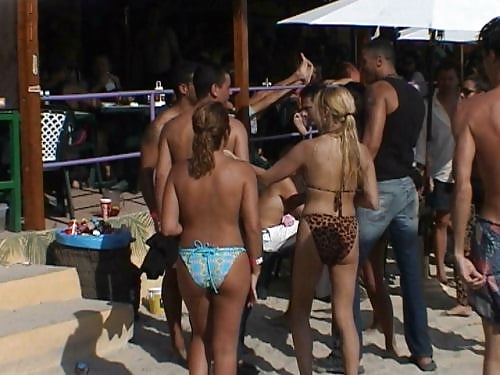 Fiesta En La Playa porn gallery