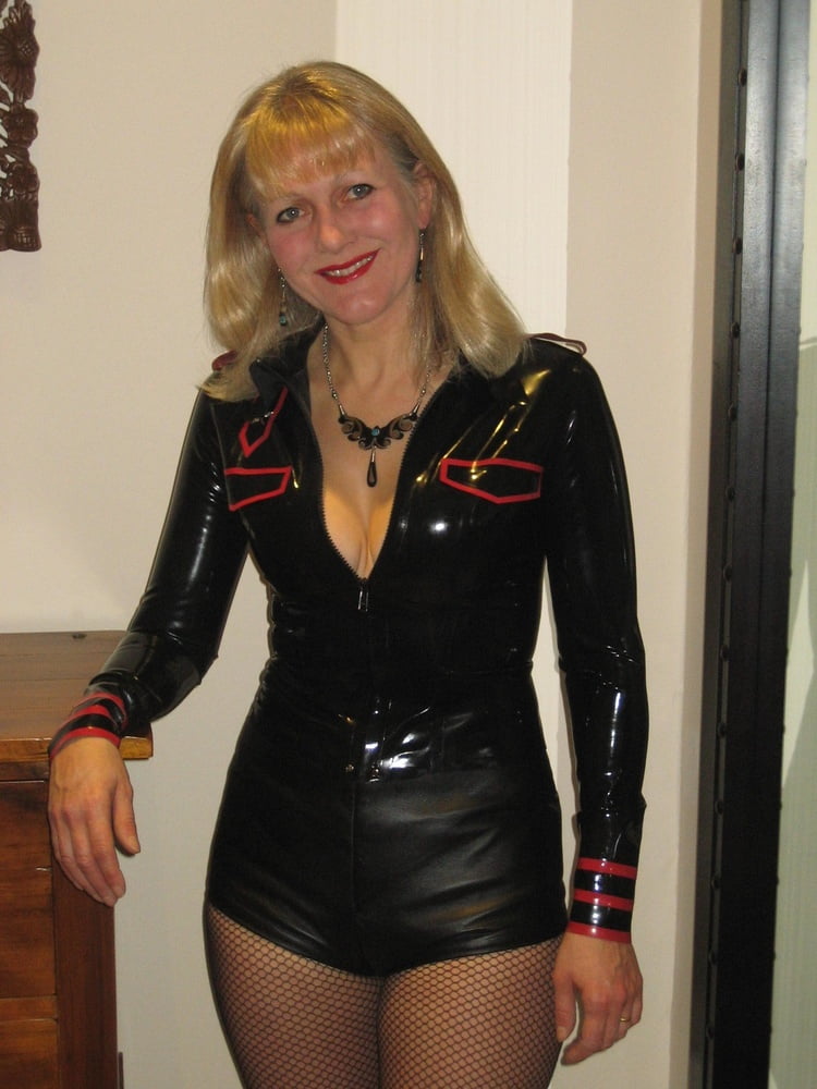 Shining leather or latex - 45 Photos 