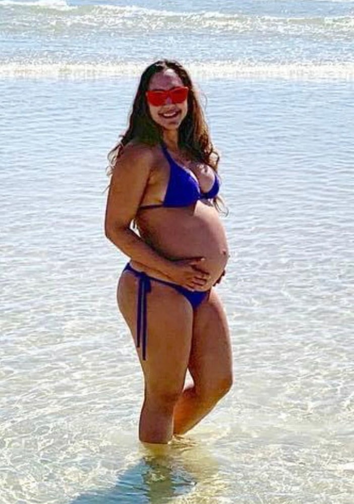 Round belly. Женщины с большими животами. Беременные женщины. Девушка с большим животом на пляже.