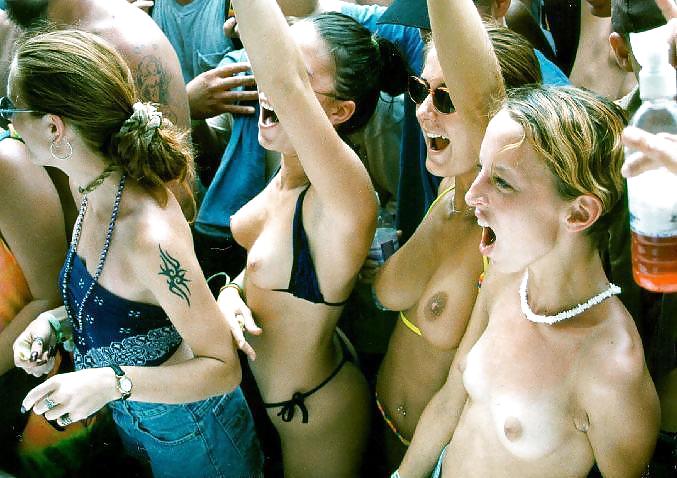 GIRLS TOGETHER: PUBLIC NUDITY TEENS SHOW THEIR TITS porn gallery