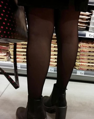 Beauty Legs With Black Stockings (babe) candid