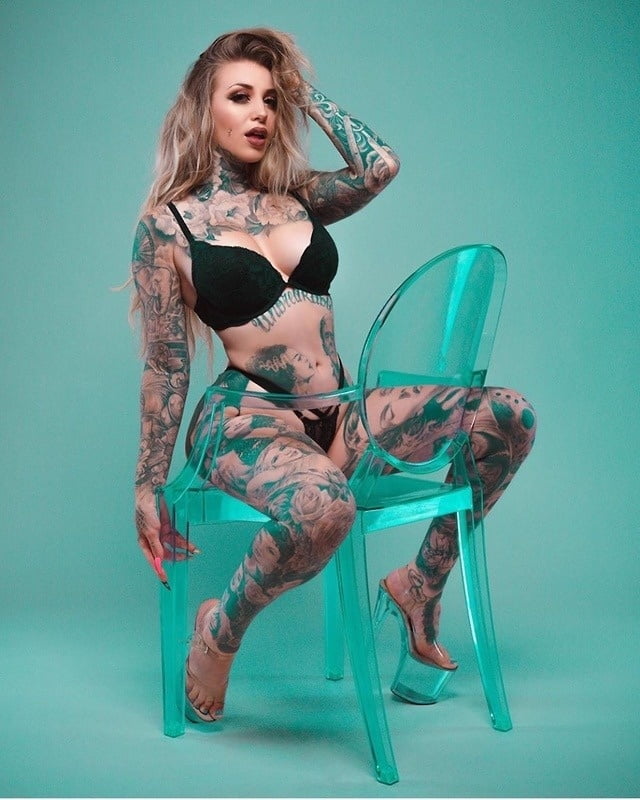 Roxy tattoo model