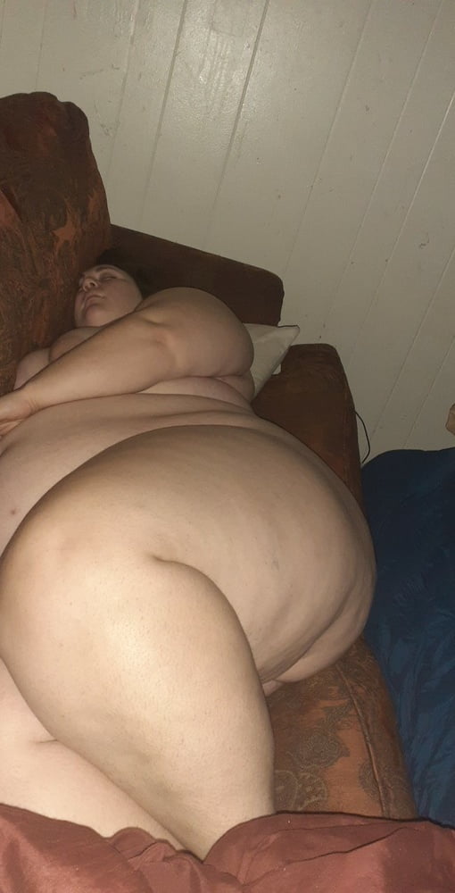 Full Exposure For Fat Slut - 23 Photos 