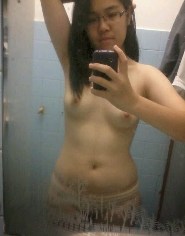 Jocelyn, uma jovem chinesa, fotos quentes em topless - 11 Photos 