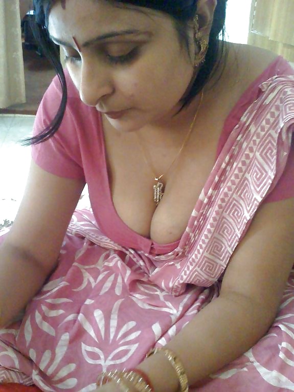 Famous Indian BBW Aunty porn gallery