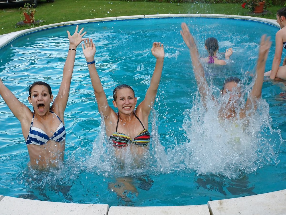 Im Garten mit der Abschlussklasse porn gallery