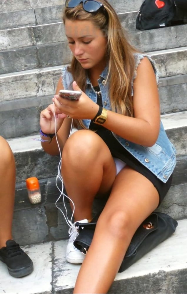 Girr squatting babe nice pussy milking