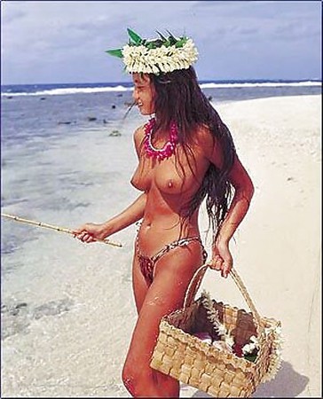 Tahitian girls topless 'Stingray Queen'