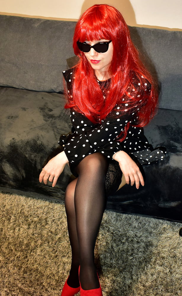 Redhead wife with black stockings and red high heels - 8 Photos 