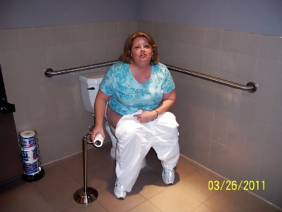 BBW & Chubby Girls on the Toilet porn gallery