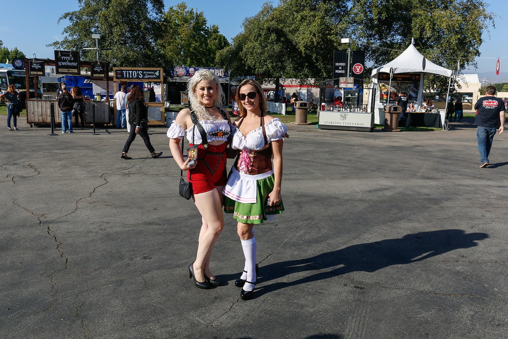 Oktoberfest women - 38 Pics 