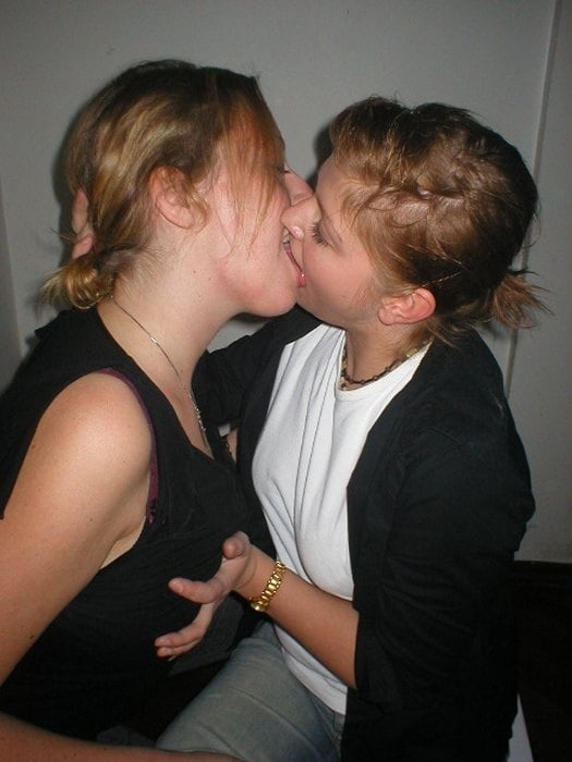 Girls kissing Girls - 12 Photos 
