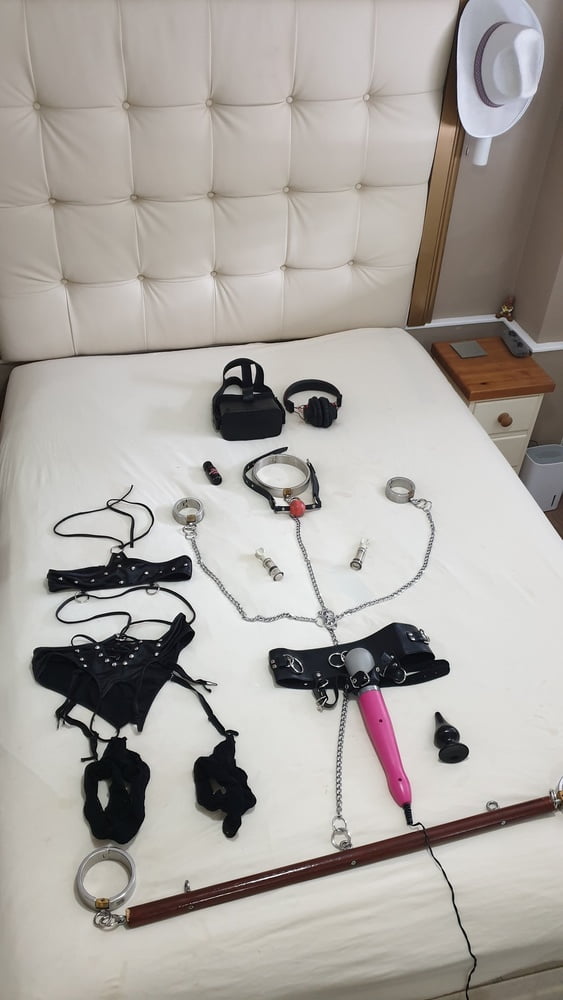 Self Bondage In Leather and Steel with the Doxy - 10 Photos 