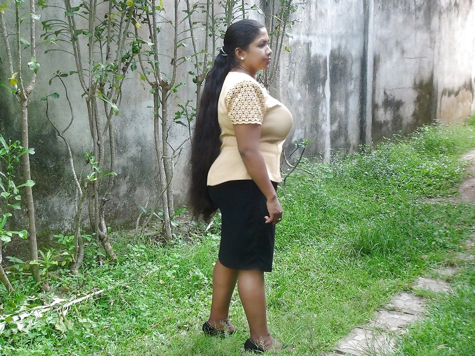 Srilankan aunty out door bath hidden cam