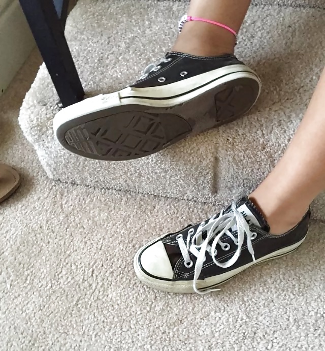 Cute Teen shows her feet & converse porn gallery