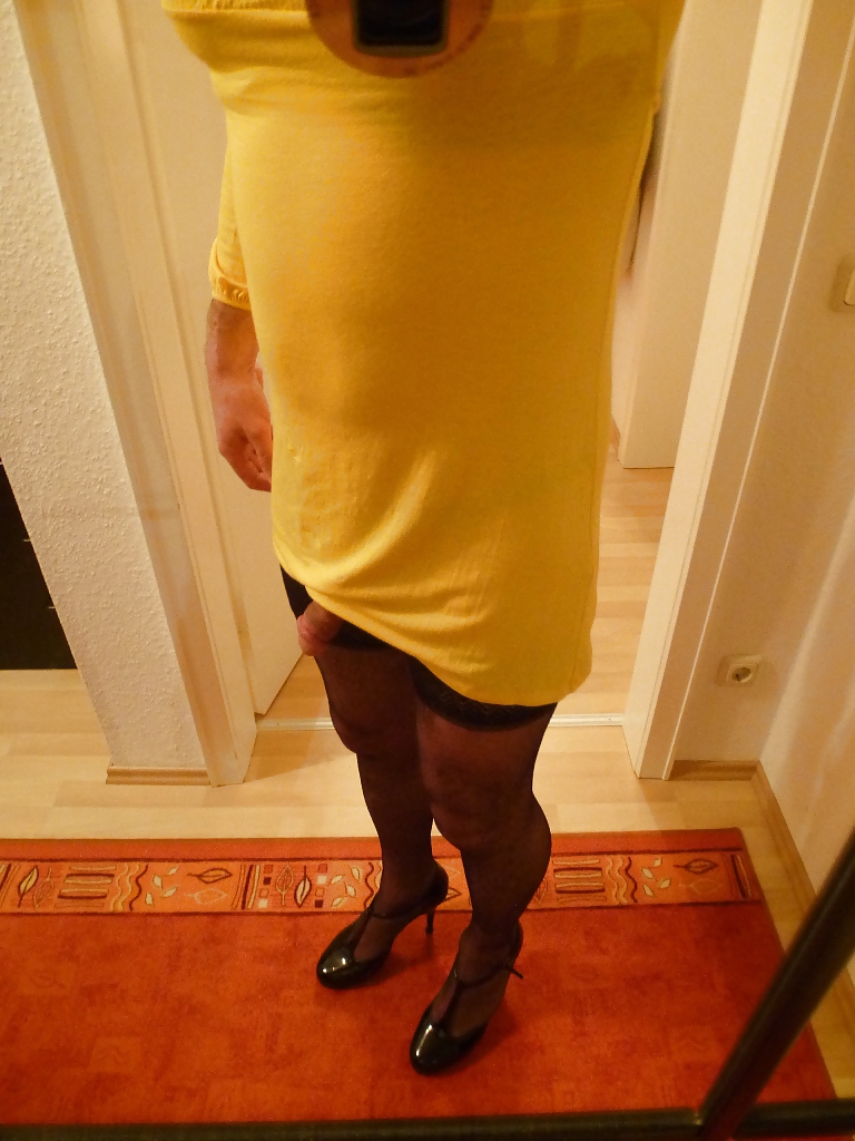 Gelbes Kleid, Halterlose, High heels porn gallery