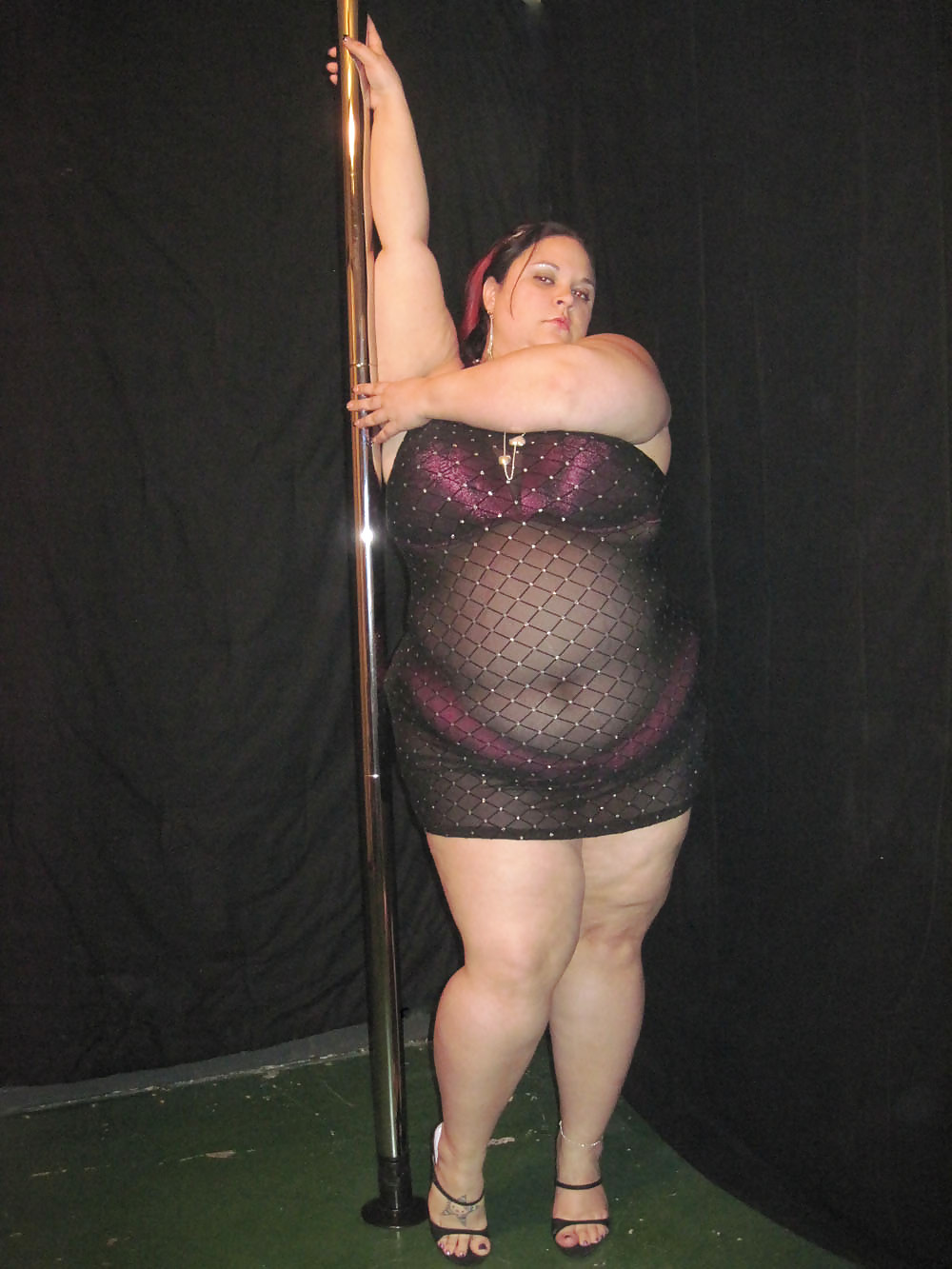 This BBW takes it all off with the help of a stripper pole. 