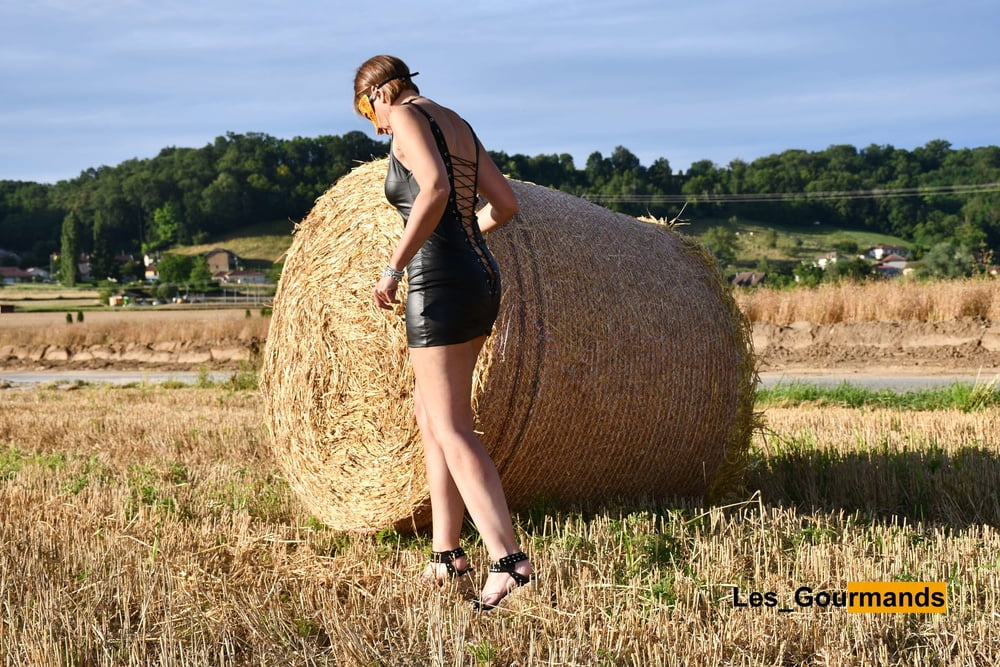 MILF in wetlook in hay bales - 7 Photos 