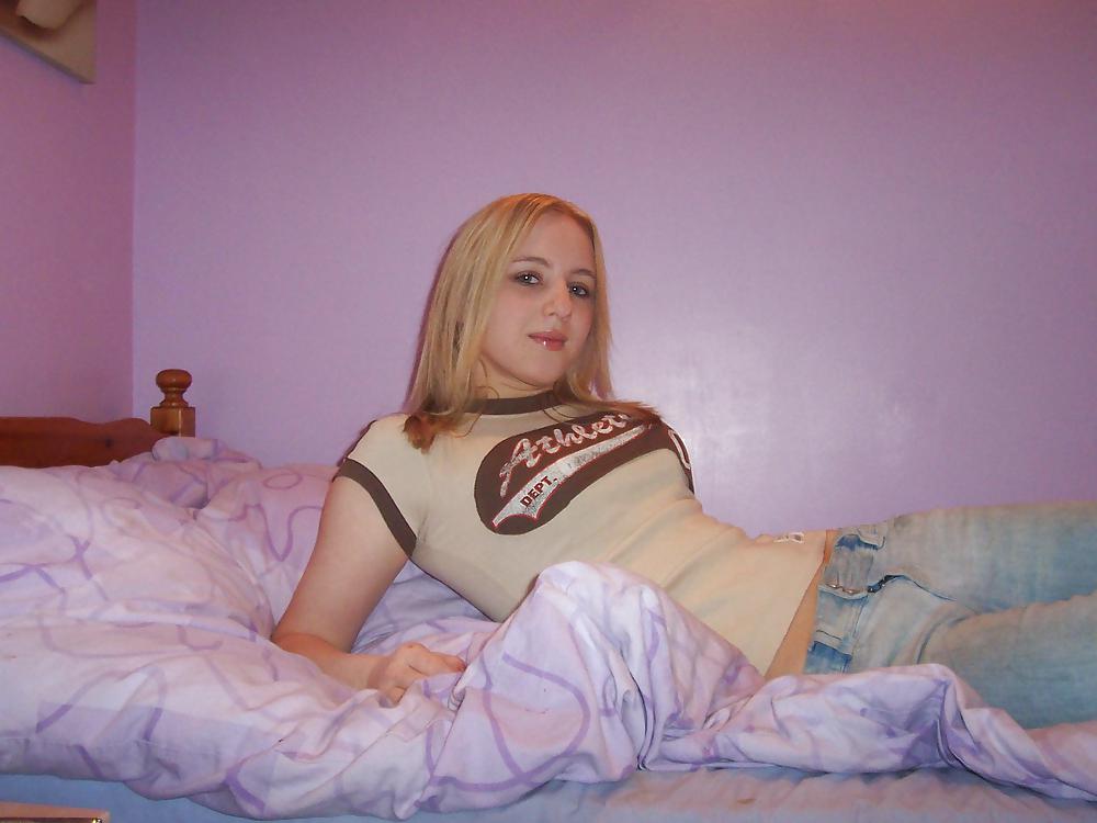 Amateur Teen Blonde in Bedroom porn gallery