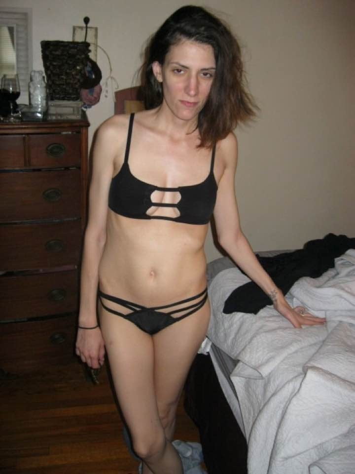 Skinny slut exposed - 25 Photos 