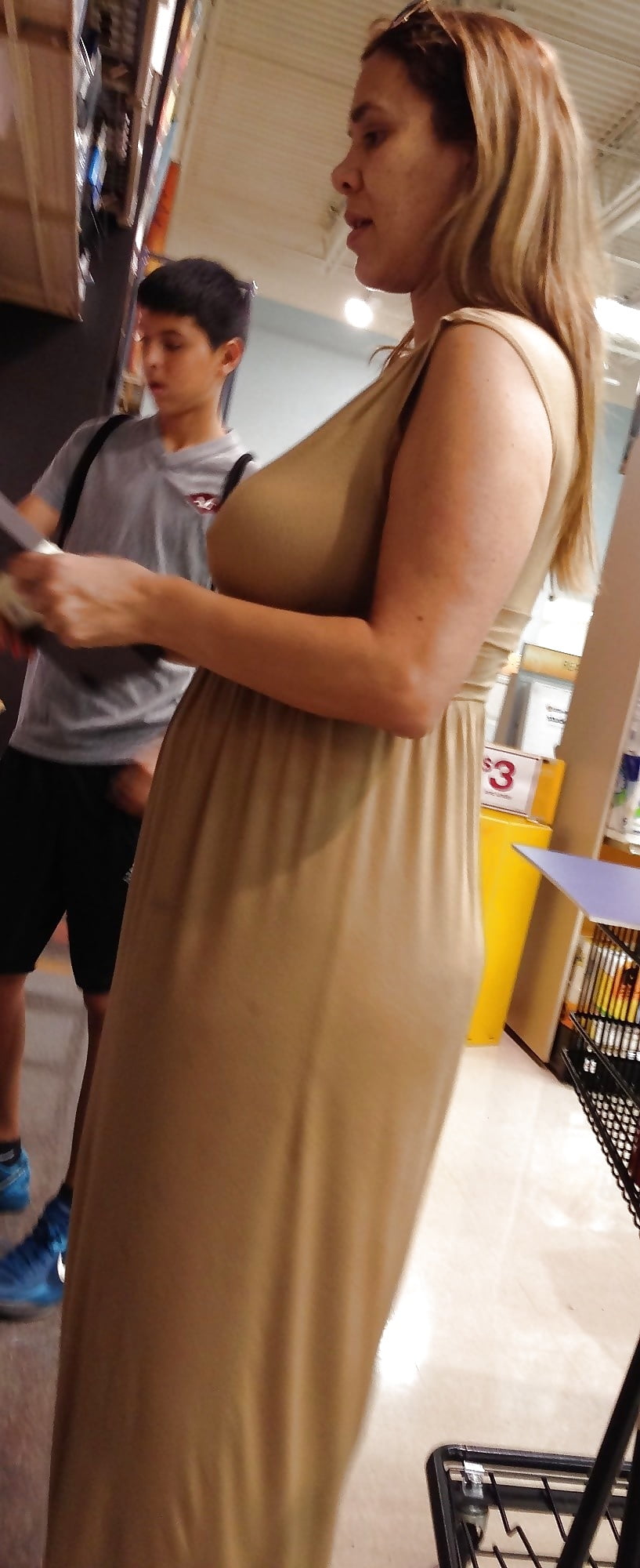 Candid Busty Latina Milf With Pokies Shopping 19 Fotos