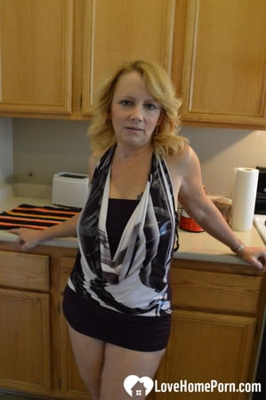 mature cunt gets fingered until it cums         