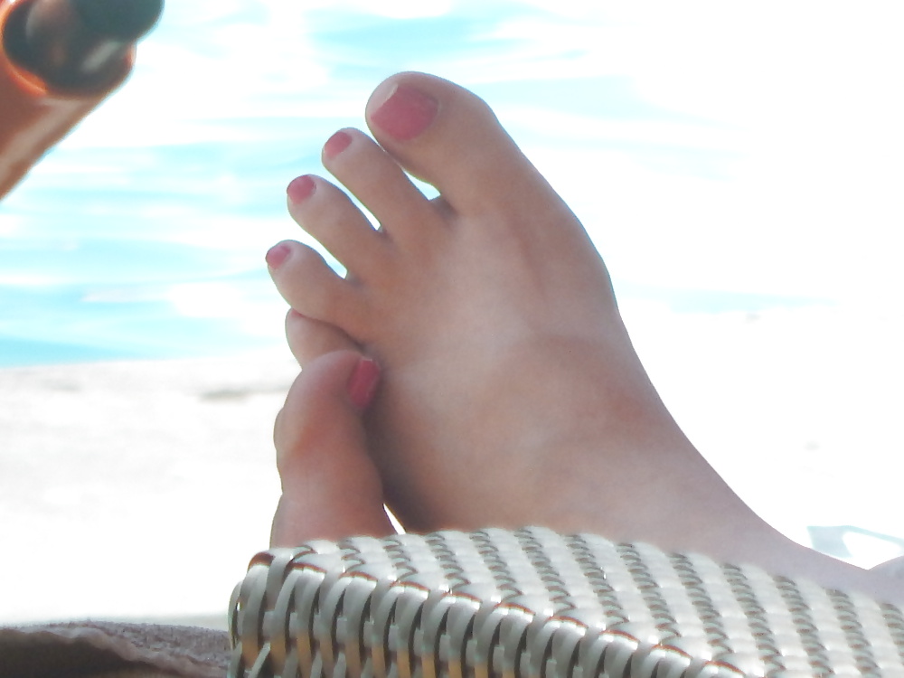 Candid Pool Feet porn gallery