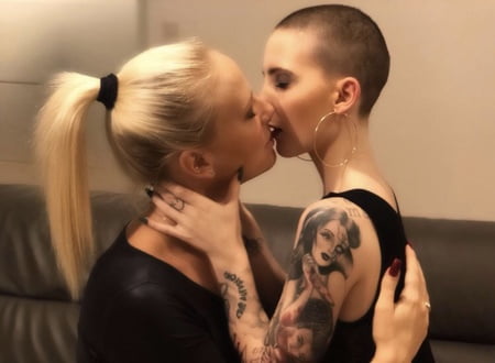 hot pics   lou nesbit lia louise         