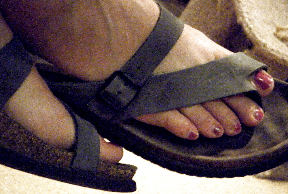 Pretty Women's Feet in Strappy Heels - No Trannies porn gallery