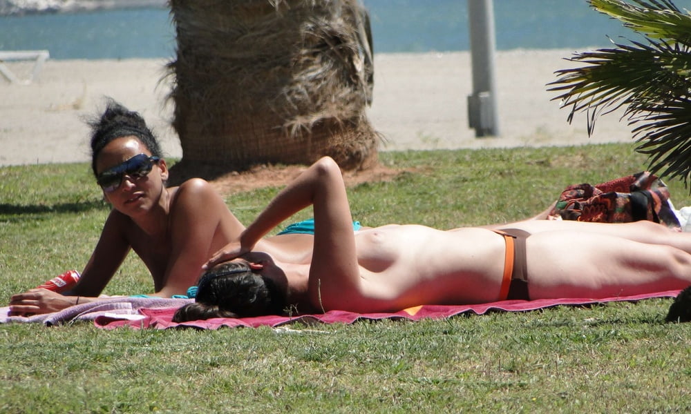 pictures-topless-sunbathers-beach